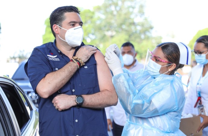 Vicepresidente Carrizo Jaén como voluntario da inicio al proceso de vacunación con dosis de AstraZeneca