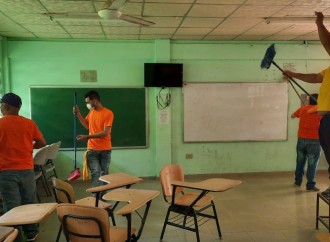 Privados de libertad colaboran en arreglos de escuelas en Los Santos