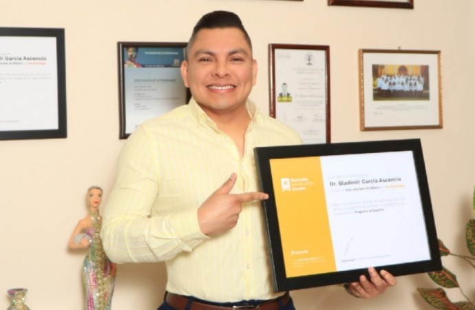 Profesor de la UAG recibe reconocimiento como Mejor Dermatólogo de México