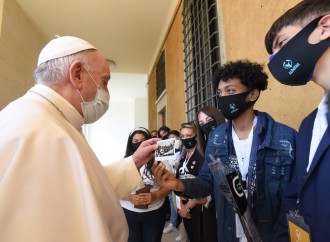El Papa Francisco se reúne con jóvenes panameños en la sede vaticana de Scholas Ocurrentes en Roma