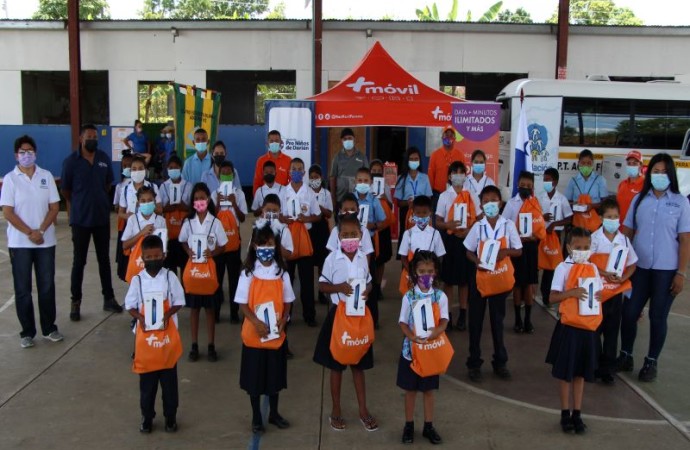 Estudiantes de Agua Fría en Darién y El Chorrillo en ciudad Capital, reciben Tablets y Data Móvil para su educación virtual