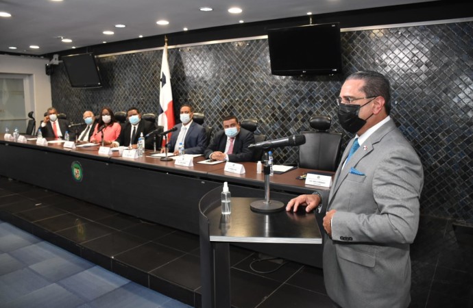 Ministro Paredes presentará dos propuestas legislativas en Comisión de Infraestructura Pública