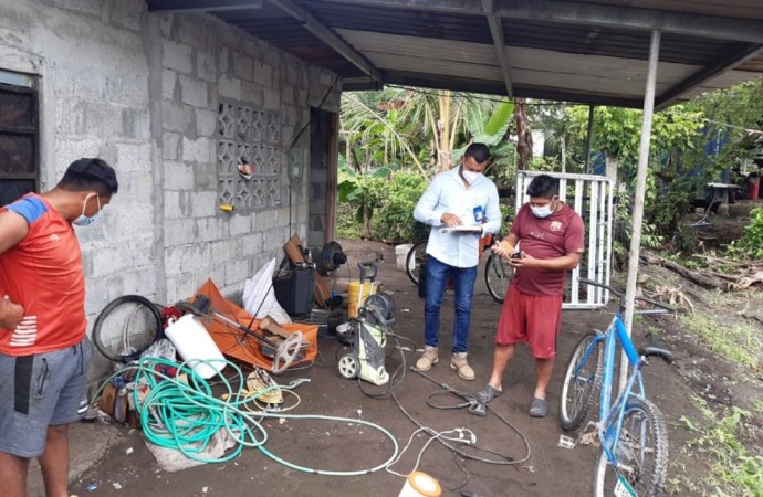Conapro inspecciona una vivienda inundada en Alanje cercana a quebrada