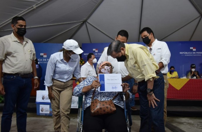 Presidente Cortizo Cohen entrega nuevos hogares a familias herreranas