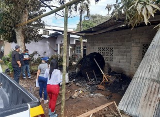 Personal de Conapro inspecciona vivienda perjudicada por incendio en Dolega