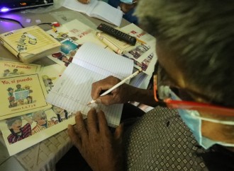 Abuelos con 58 años de casado cumplen su sueño: Aprender a leer y escribir