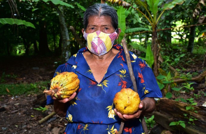 Cecilia Santos, la abuela de 73 años que desarrolla su emprendimiento entre matas de cacao
