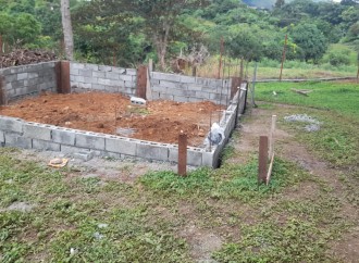 Avanza construcción de vivienda para familia de San Carlos damnificada por huracanes