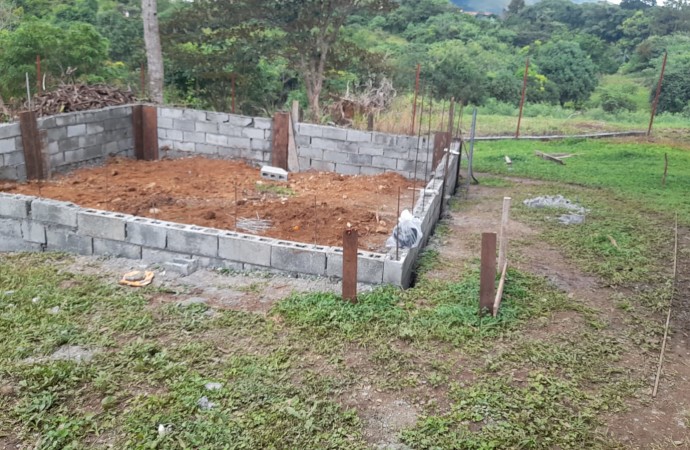 Avanza construcción de vivienda para familia de San Carlos damnificada por huracanes