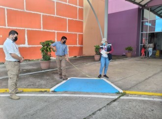 Inspeccionan cumplimiento de espacios para personas con discapacidad en plazas comerciales en Veraguas