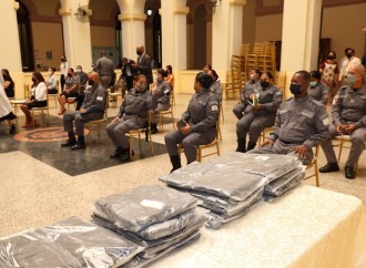 Autoridades entregan dotación de uniformes y certificados a Oficiales penitenciarios