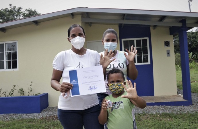 Miviot entrega vivienda a madre soltera con problema de salud, en el distrito de Aguadulce