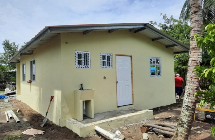 Miviot construye soluciones habitacionales para familias damnificadas por incendios en Bocas del Toro