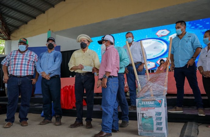 Gobierno entrega cheques a pequeños productores en Veraguas