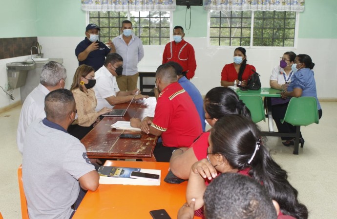 Padres de familia de Bocas del Toro y la ministra de Educación afinan estrategias para iniciar el año escolar 2022