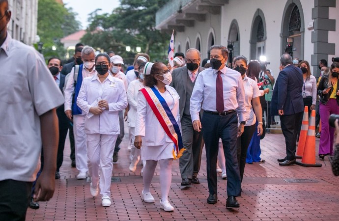 Enfermeras que vinieron en marcha a la Presidencia de la República fueron recibidas por el presidente Cortizo Cohen