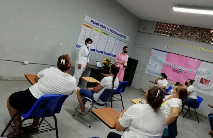 Privadas de libertad del Cefere participan en charla sobre el cáncer de mama