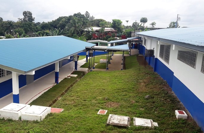 Los 648 estudiantes de la Escuela Altos de Cabuya estrenan nuevas estructuras