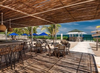 Cayeye Restaurante: Una vista al mar, un gusto al paladar, justo a los pies de la Sierra Nevada