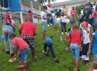 Niños y adolescentes de Altos de Los Lagos en Colón le rinden homenaje a Panamá