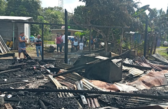 Autoridades brindan ayuda a familia damnificada por incendio en Tonosí