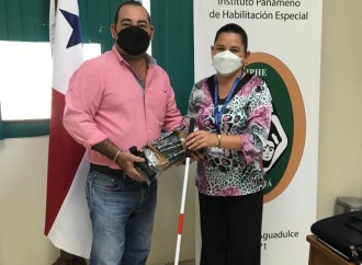 Lotería Nacional entrega donación de bastones al IPHE en Aguadulce