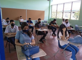 Estudiantes regresan a las aulas después de dos años de educación virtual