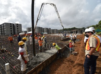 Ministro Paredes inspecciona ejecución de obras en Colón