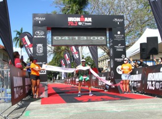 Salvador Ruiz y Lea Riccoboni, primeros en cruzar la meta del Ironman 70.3 PANAMA
