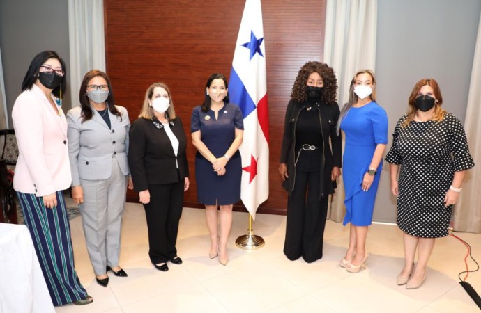 Informe de Estado sobre los Derechos de las mujeres en Panamá es sustentado por ministra del Mides
