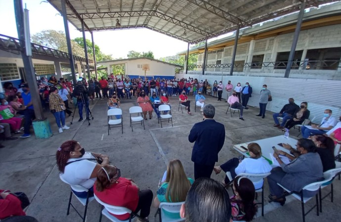 Meduca ofrece respuesta a comunidad educativa de la escuela Villa Grecia