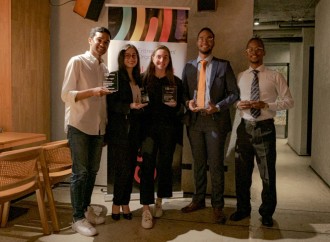 Estudiantes universitarios premiados por desarrollar emprendimientos innovadores