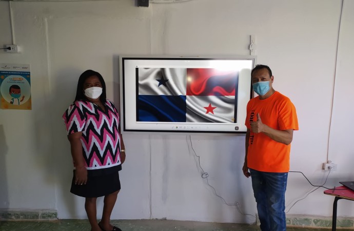 Escuelas públicas en Panamá inician año escolar equipadas con 160 tableros inteligentes de Samsung
