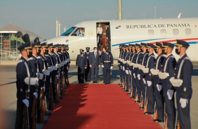 Vicepresidente José Gabriel Carrizo Jaén llega a Chile y es recibido con honores