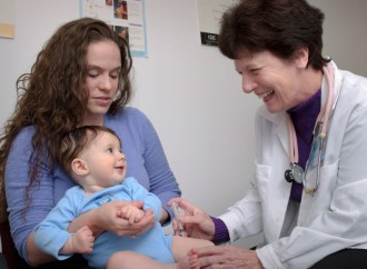 Conoce estas 5 ventajas de vacunar a los niños durante sus primeros años de vida