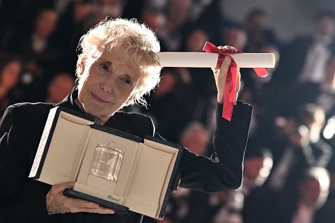 French film director Claire Denis poses with her trophy during a photocall after she won equally the Grand Prix for the film "Starts at Noon" during the closing ceremony of the 75th edition of the Cannes Film Festival in Cannes, southern France, on May 28, 2022. (Photo by LOIC VENANCE / AFP)