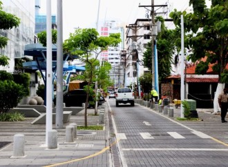 Avanzan trabajos para el soterramiento de cables con la remoción de 59 postes de concreto de luz en Calle Uruguay