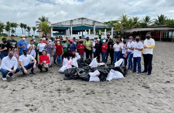 Recolectan una tonelada de basura en jornada de limpieza en Playa La Barqueta