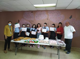 Jóvenes del Centro Residencia Femenina obtienen certificados en repostería