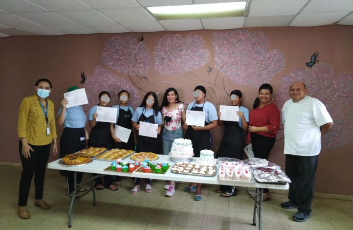 Jóvenes del Centro Residencia Femenina obtienen certificados en repostería