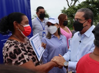 Miviot entrega certificados de lotes a 16 familias en Veracruz