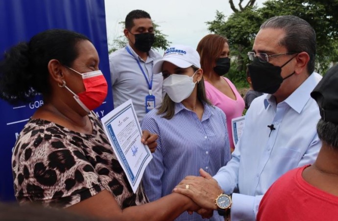 Miviot entrega certificados de lotes a 16 familias en Veracruz