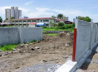 Avanza construcción del muro perimetral del Instituto José Dolores Moscote