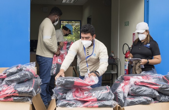 ETESA entrega 500 maletas con útiles escolares en  Ñö Kribo