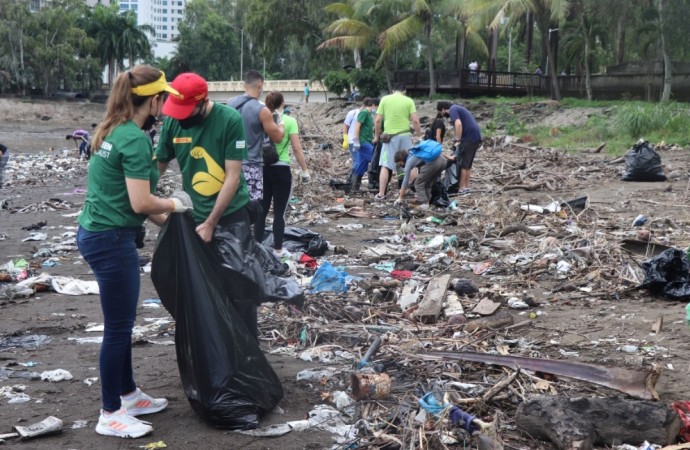 Voluntarios de DHL en Panamá se unieron junto a la fundación Mi Mar para limpiar playa en Costa del Este