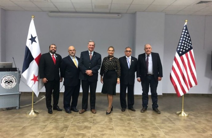 Comité de Alto Nivel de Uruguay visita las instalaciones de la Comisión Panamá – Estados Unidos para la Erradicación y Prevención del Gusano Barrenador del Ganado