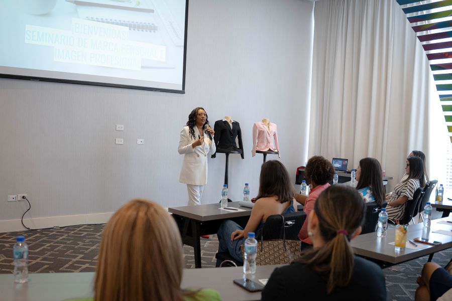 Mujeres líderes participan en seminario para potenciar su éxito profesional con una marca personal inspiradora