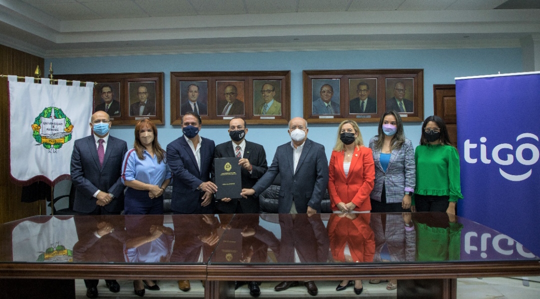 Convenio entre Tigo y la Universidad de Panamá 