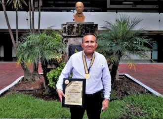 Académico de la UAG es reconocido como Ingeniero del Año