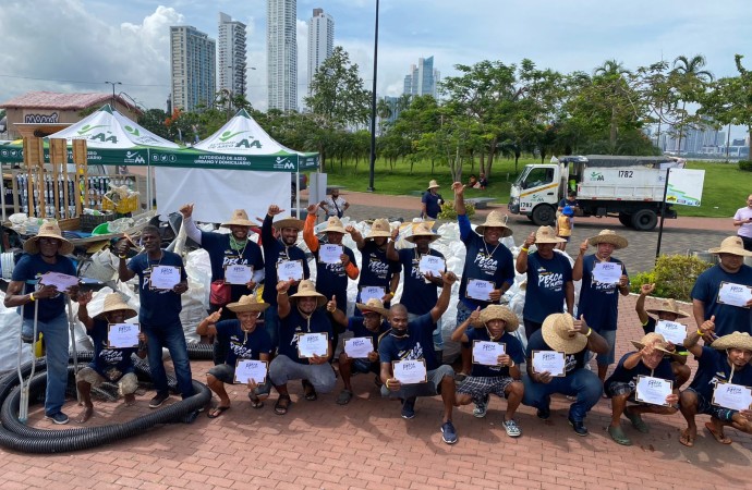 Cerveza Corona organiza primer torneo de pesca de plástico para pescadores locales